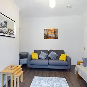 https://cheerful-3-bedroom-home-with-free-parking-and-wifi.hotelsin-chester.com