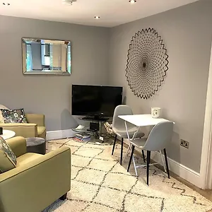 https://the-lodge-chester-luxury-apartment-for-two-with-free-parking.hotelsin-chester.com