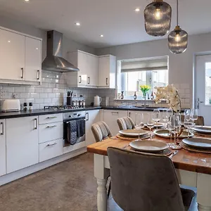 https://modern-3-bedroom-spacious-house-with-parking.tophotelsbath.com