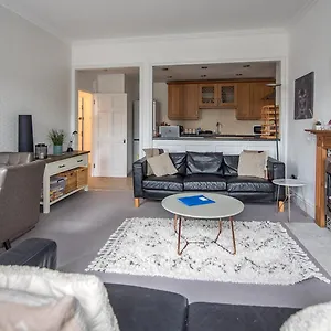 https://grosvenor-pad-lovely-2-bed-flat-in-bath.tophotelsbath.com