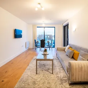 Apartment Meadow, Hounslow