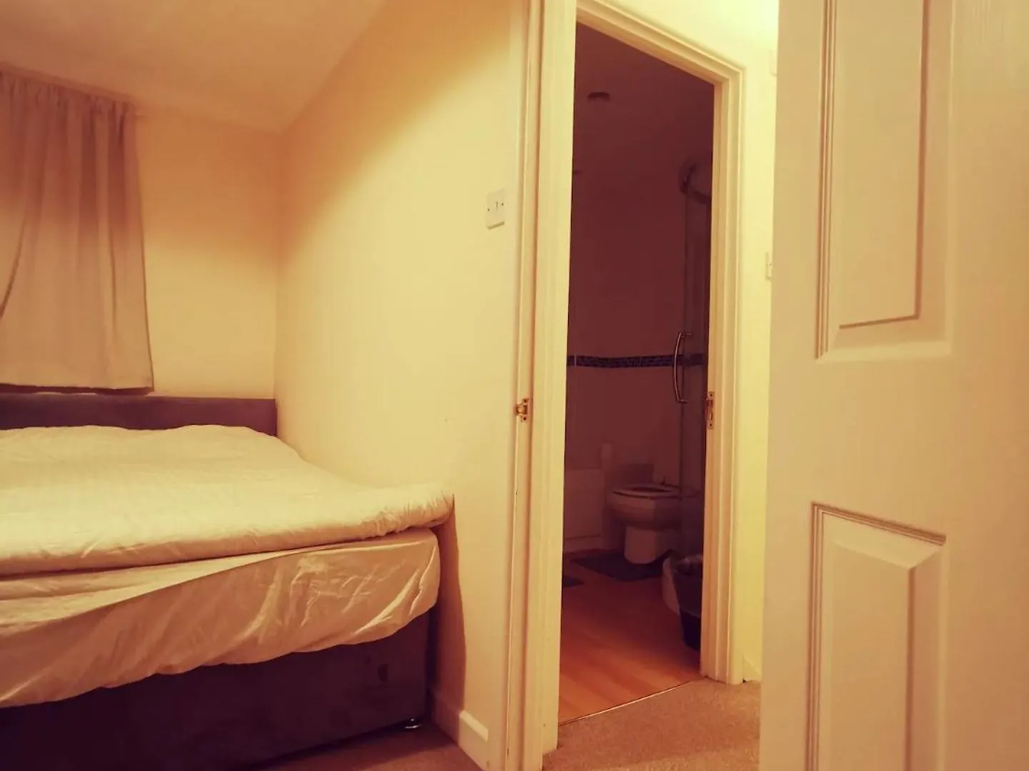 Takeoff House Villa Ashford  Holiday home Ashford (Surrey)